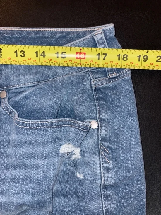 #T958 - Torrid Bermuda Mid-Rise Vintage stretch Distressed Denim Shorts - 14 - Picture 4 of 6